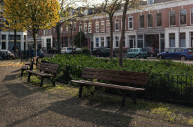 Verhalenbank op een plein